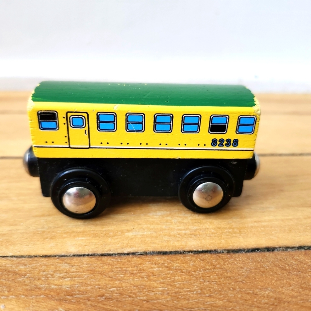 Geoffrey Yellow And Green Wooden Magnetic Express N87 Train 8238